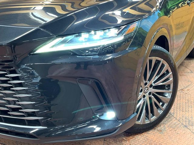 【三眼LEDヘッドライト】スタイリッシュな見た目の三眼LEDヘッドライトを装備♪スタイルだけでなく、夜間の走行も視界良好で安心してお乗りいただけます。