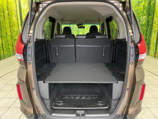 ���i�̂���������ʋ΁A���}���ɏ\���ȉ׎��X�y�[�X���m�ۂ��Ă���܂��B�Z�J���h�V�[�g��|���ƁA�傫�ȉו��̐ύڂ��\�ł���