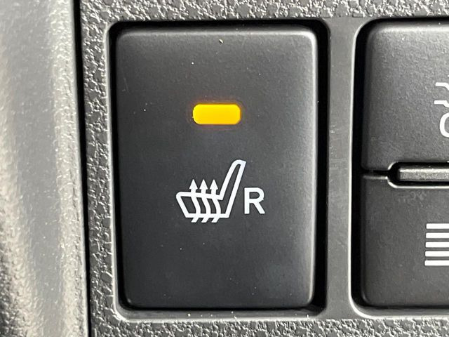 【シートヒーター】寒い日に重宝するシートヒーター!エアコンより早く温まってくれるので寒がりの人も安心ですね♪エアコンの温風は乾燥するから苦手、という方にもをおすすめです。