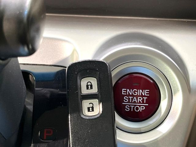�yHonda�X�}�[�g�L�[�z�J�o����|�P�b�g�ɓ��ꂽ�܂܂ł��h�A�̎{���E�������\�ȃX�}�[�g�L�[�𑕔��B�G���W���̃I���E�I�t�����J�M�����o���K�v����������Ƃ��Ă��֗��ł���