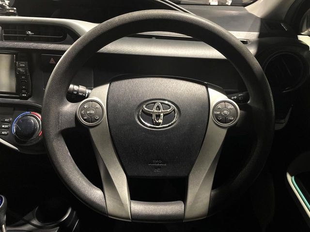 �C���e���A�ɍ��킹���f�U�C���̃X�e�A�����O�́A�^�]�������̂��Ƃ��l���A�^�]���₷���`��A�傫���ł��B�����x�A���ۂɐG���Ă��m���߂��������B