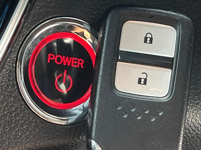 【Hondaスマートキー】カバンやポケットに入れたままでもドアの施錠・解錠が可能なスマートキーを装備。エンジンのオン・オフ時もカギを取り出す必要が無いからとっても便利です♪