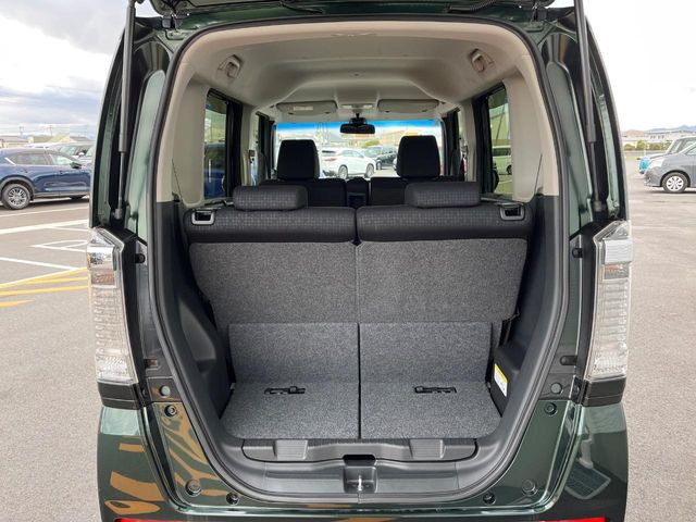 ���i�̂���������ʋ΁A���}���ɏ\���ȉ׎��X�y�[�X���m�ۂ��Ă���܂��B�Z�J���h�V�[�g��|���ƁA�傫�ȉו��̐ύڂ��\�ł���