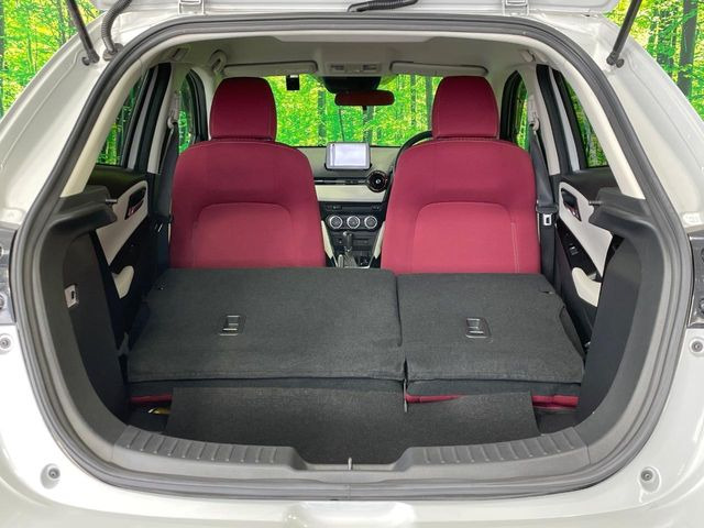 ���i�̂���������ʋ΁A���}���ɏ\���ȉ׎��X�y�[�X���m�ۂ��Ă���܂��B�Z�J���h�V�[�g��|���ƁA�傫�ȉו��̐ύڂ��\�ł���