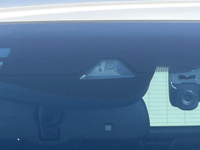 【ホンダセンシング】走行中に前方の車両等を認識し、衝突しそうな時は警報とブレーキで衝突回避と被害軽減をアシスト。より安全にドライブをお楽しみいただけます。