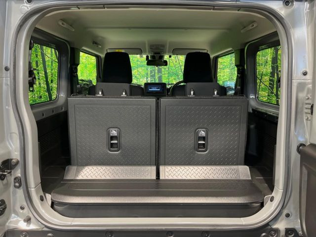 普段のお買い物や通勤、送迎等に十分な荷室スペースを確保しております。セカンドシートを倒すと、大きな荷物の積載も可能です♪