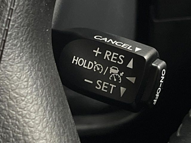 【レーダークルーズコントロール】高速道路での長距離走行が楽に!!自動で速度を保つクルーズコントロールが、衝突軽減システムと連携し、前方の車両を感知して車間を保つように速度調節してくれます!!