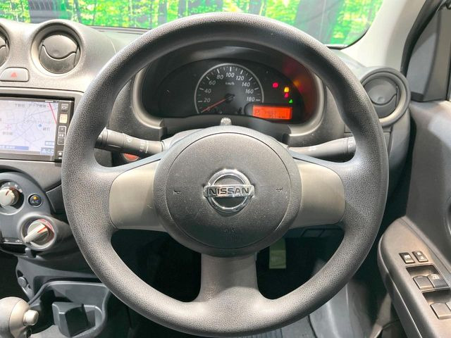 �C���e���A�ɍ��킹���f�U�C���̃X�e�A�����O�́A�^�]�������̂��Ƃ��l���A�^�]���₷���`��A�傫���ł��B�����x�A���ۂɐG���Ă��m���߂��������B