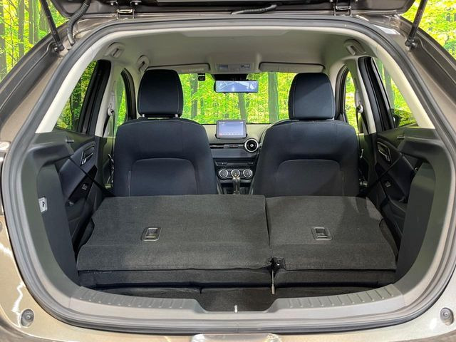 ���i�̂���������ʋ΁A���}���ɏ\���ȉ׎��X�y�[�X���m�ۂ��Ă���܂��B�Z�J���h�V�[�g��|���ƁA�傫�ȉו��̐ύڂ��\�ł���