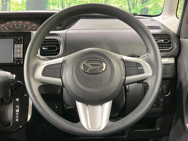 インテリアに合わせたデザインのステアリングは、運転される方のことも考え、運転しやすい形状、大きさです。是非一度、実際に触ってお確かめください。