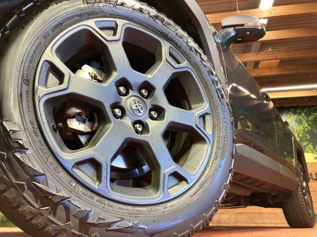 �y����18�C���`�A���~�z�C�[���z�O�ςɃ}�b�`���������A���~�z�C�[���𑕒����Ă���܂��B�e��ЊO�A���~�z�C�[����A�X�^�b�h���X�^�C�����戵�����Ă���܂��B���񂲑��k����������