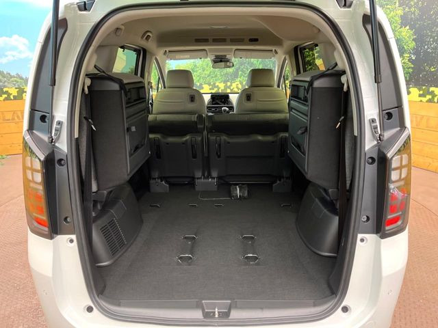 ���i�̂���������ʋ΁A���}���ɏ\���ȉ׎��X�y�[�X���m�ۂ��Ă���܂��B�Z�J���h�V�[�g��|���ƁA�傫�ȉו��̐ύڂ��\�ł���