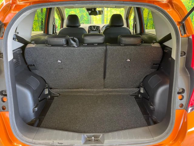 ���i�̂���������ʋ΁A���}���ɏ\���ȉ׎��X�y�[�X���m�ۂ��Ă���܂��B�Z�J���h�V�[�g��|���ƁA�傫�ȉו��̐ύڂ��\�ł���