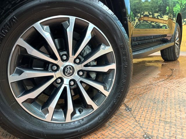 【純正19インチアルミホイール】外観にマッチした純正アルミホイールを装着しております。各種社外アルミホイールや、スタッドレスタイヤも取扱いしております。是非ご相談ください♪