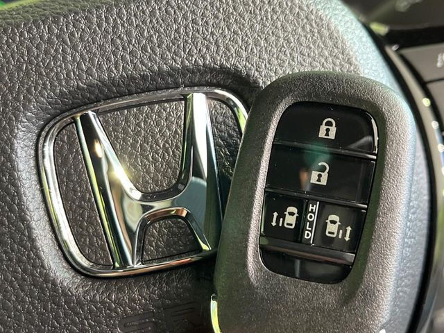 �yHonda�X�}�[�g�L�[�z�J�o����|�P�b�g�ɓ��ꂽ�܂܂ł��h�A�̎{���E�������\�ȃX�}�[�g�L�[�𑕔��B�G���W���̃I���E�I�t�����J�M�����o���K�v����������Ƃ��Ă��֗��ł���