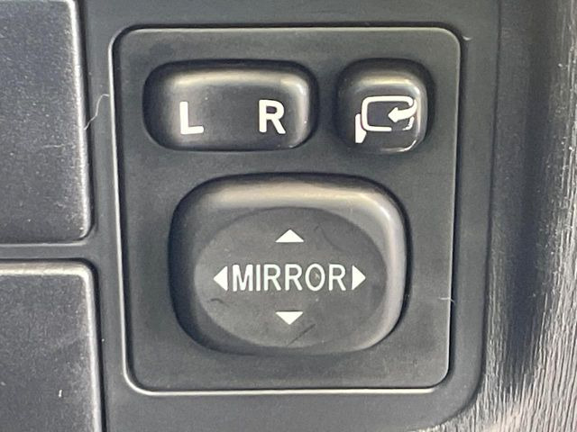 �y�d���i�[�~���[�z�T�C�h�~���[�͓d���i�[���ƂȂ��Ă���A�������ԏ�ł��L�Y�������X�N��}�����܂��B