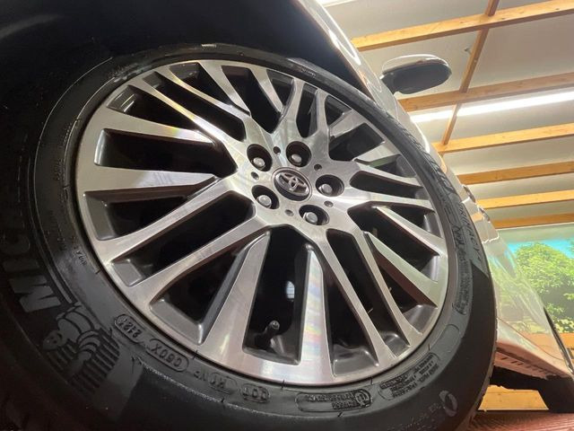 �y����18�C���`�A���~�z�C�[���z�O�ςɃ}�b�`���������A���~�z�C�[���𑕒����Ă���܂��B�e��ЊO�A���~�z�C�[����A�X�^�b�h���X�^�C�����戵�����Ă���܂��B���񂲑��k����������