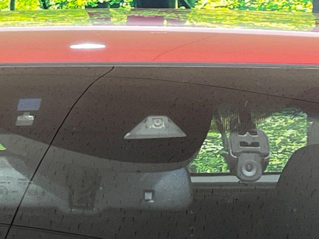 【ホンダセンシング】走行中に前方の車両等を認識し、衝突しそうな時は警報とブレーキで衝突回避と被害軽減をアシスト。より安全にドライブをお楽しみいただけます。