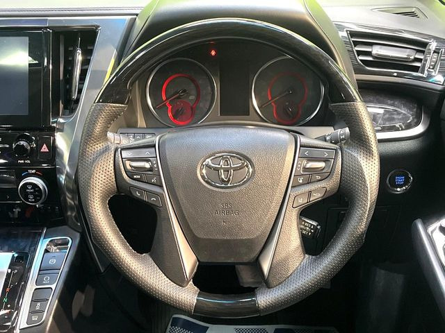 【ウッドコンビステアリング】高級感ある木目調パーツを採用した手に良く馴染むコンビハンドル。運転席廻りの雰囲気も一気に豪華になります!