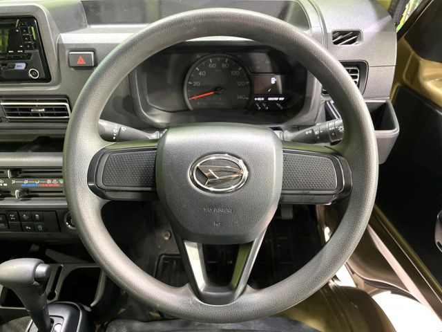 �C���e���A�ɍ��킹���f�U�C���̃X�e�A�����O�́A�^�]�������̂��Ƃ��l���A�^�]���₷���`��A�傫���ł��B�����x�A���ۂɐG���Ă��m���߂��������B