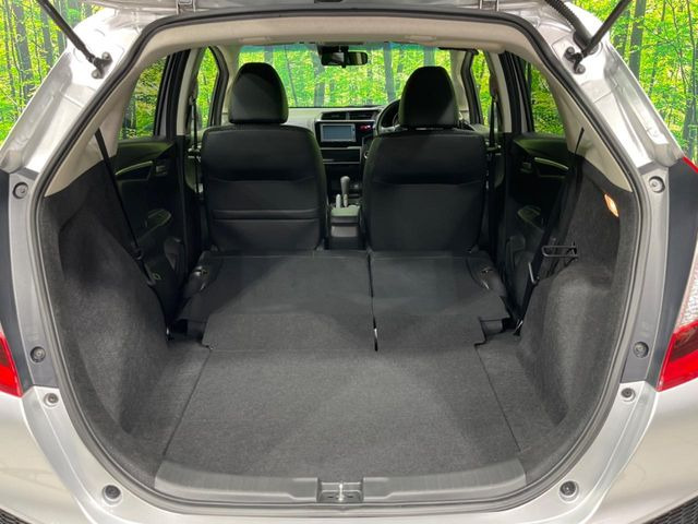 ���i�̂���������ʋ΁A���}���ɏ\���ȉ׎��X�y�[�X���m�ۂ��Ă���܂��B�Z�J���h�V�[�g��|���ƁA�傫�ȉו��̐ύڂ��\�ł���