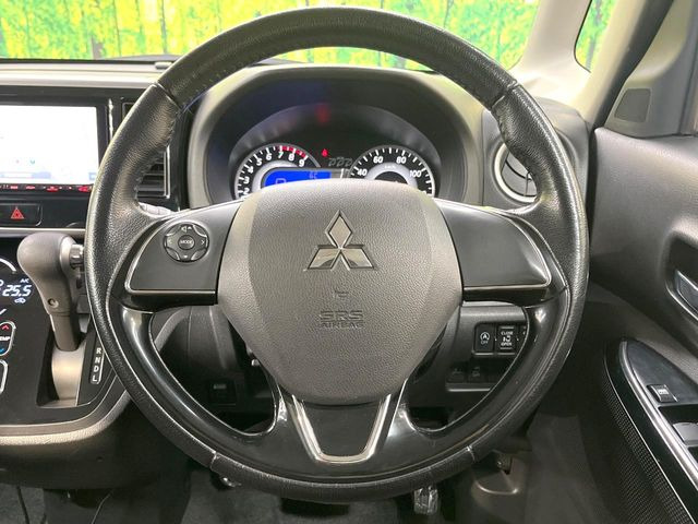 �C���e���A�ɍ��킹���f�U�C���̃X�e�A�����O�́A�^�]�������̂��Ƃ��l���A�^�]���₷���`��A�傫���ł��B�����x�A���ۂɐG���Ă��m���߂��������B