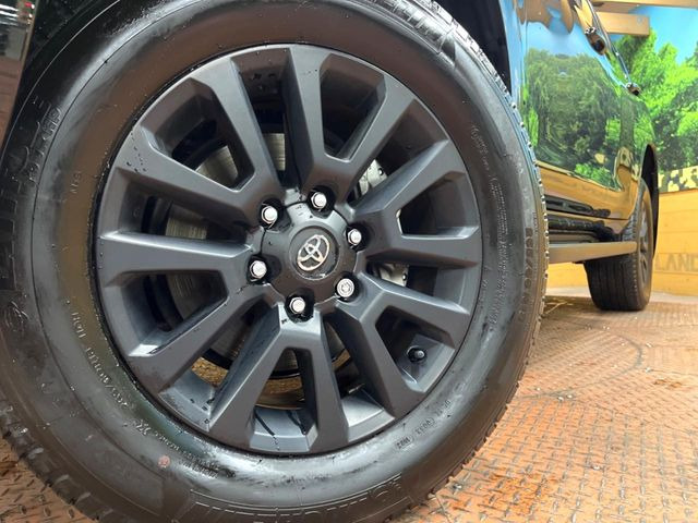 【純正18インチアルミホイール】外観にマッチした純正アルミホイールを装着しております。各種社外アルミホイールや、スタッドレスタイヤも取扱いしております。是非ご相談ください♪