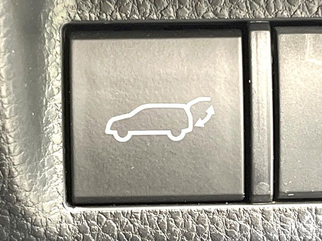 【パワーバックドア】スマートキーや運転席のボタンを押すだけでリアゲートが自動で開閉します!荷物を持っている時や、高い位置にあるバックドアを閉める際に便利な機能です♪