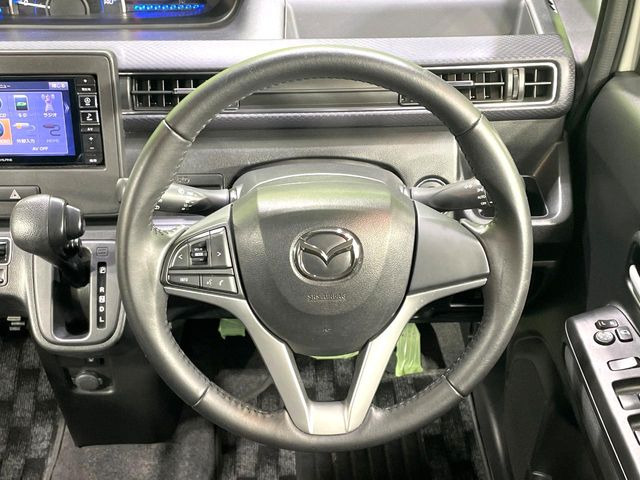 �C���e���A�ɍ��킹���f�U�C���̃X�e�A�����O�́A�^�]�������̂��Ƃ��l���A�^�]���₷���`��A�傫���ł��B�����x�A���ۂɐG���Ă��m���߂��������B