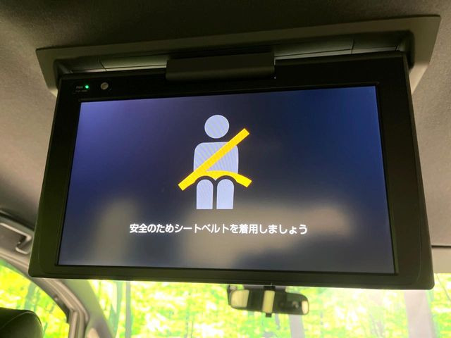 【後席モニター】家族や友人とお出かけする機会が多い方に大人気の後席モニターを装備!見やすい位置に画面がありテレビやDVDの視聴も快適!友達もお子様も、後席にしか乗らなくなるかも??
