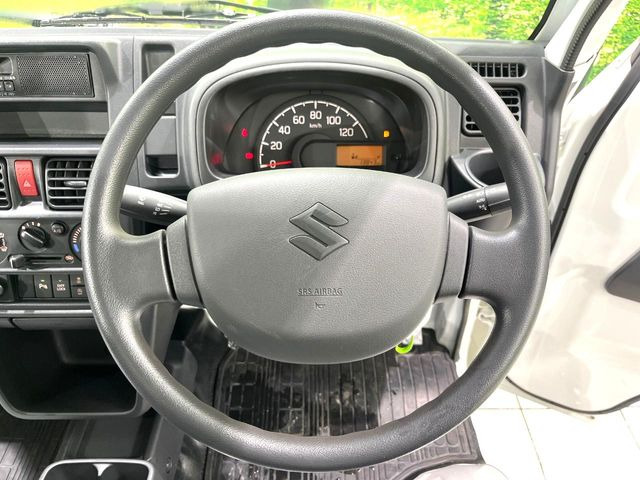 �C���e���A�ɍ��킹���f�U�C���̃X�e�A�����O�́A�^�]�������̂��Ƃ��l���A�^�]���₷���`��A�傫���ł��B�����x�A���ۂɐG���Ă��m���߂��������B