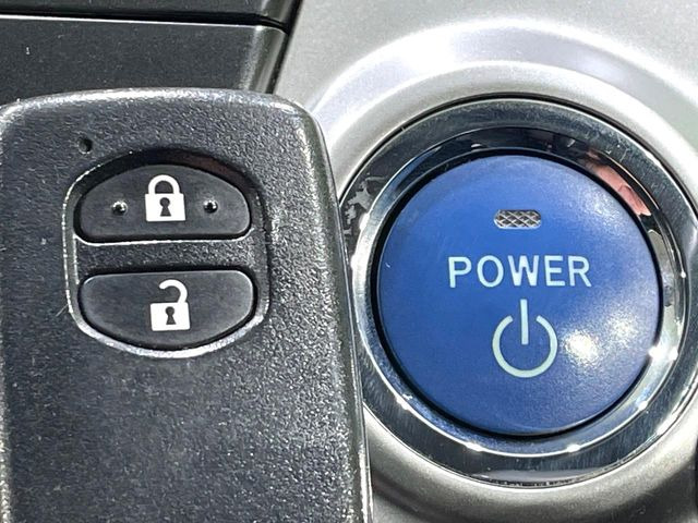 【スマートキー】カバンやポケットに入れたままでもドアの施錠・解錠が可能なスマートキーを装備。エンジンのオン・オフ時もカギを取り出す必要が無いからとっても便利です♪