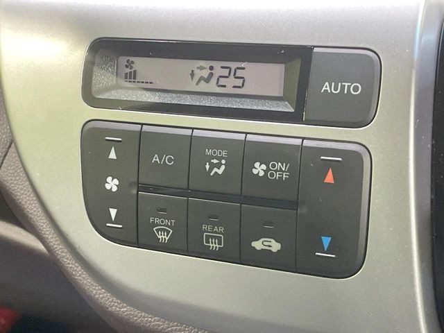 【オートエアコン】一度お好みの温度に設定すれば、車内の温度を検知し風量や温度を自動で調整。暑い&hellip;寒い&hellip;と何度もスイッチ操作をする必要はありません。快適な車内空間には必須の機能ですね♪