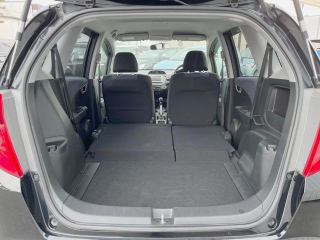 ���i�̂���������ʋ΁A���}���ɏ\���ȉ׎��X�y�[�X���m�ۂ��Ă���܂��B�Z�J���h�V�[�g��|���ƁA�傫�ȉו��̐ύڂ��\�ł���