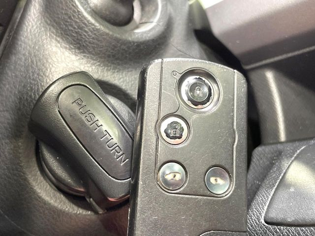 �yHonda�X�}�[�g�L�[�z�J�o����|�P�b�g�ɓ��ꂽ�܂܂ł��h�A�̎{���E�������\�ȃX�}�[�g�L�[�𑕔��B�G���W���̃I���E�I�t�����J�M�����o���K�v����������Ƃ��Ă��֗��ł���