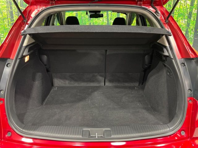 【トノカバー】デッキに積み込んだ荷物を雨風や盗難のリスクから守るトノカバーを装備。気兼ねなく荷物を積み込んでお使いいただけます。