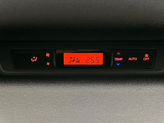 【リアオートエアコン】広い後部座席には必須の機能!風量や温度を自動で調整し前席と同様な車内環境にしてくれるリアオートエアコンを装備。夏の暑さも冬の寒さもストレスなく快適にお過ごしいただけます♪