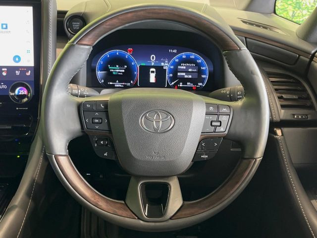 【ウッドコンビステアリング】高級感ある木目調パーツを採用した手に良く馴染むコンビハンドル。運転席廻りの雰囲気も一気に豪華になります!