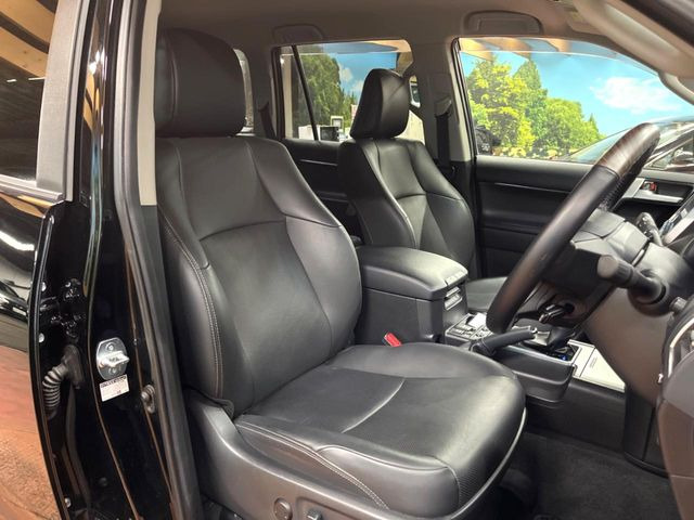 【黒革シート】上質な本革を使用し、高級感あふれる黒革シート。常に体に触れる部分だから、座り心地の良さにはこだわりたいですね♪汚れの付着や劣化を抑制する内装コーティング施工もおススメですよ♪