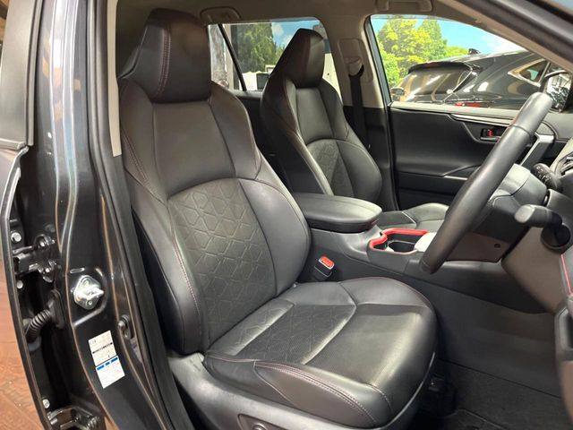 【合皮レザーシート】汚れのふき取りが容易でメンテナンスもが簡単な、機能性に優れる合成皮革を採用した上質なシートです。座り心地もよく、高級感あふれる心地良い車内空間を演出してくれます。