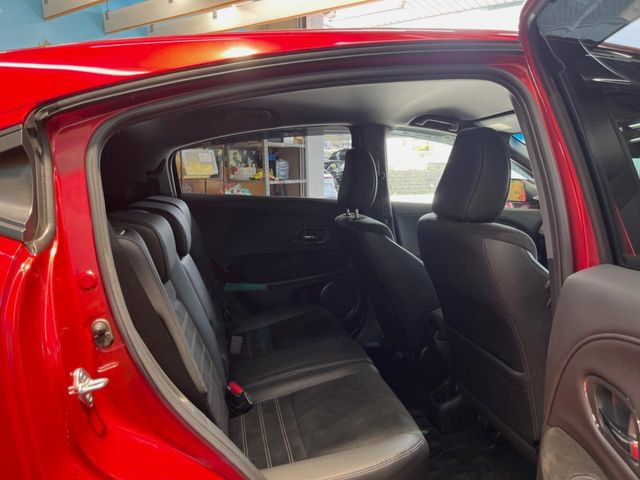 広々とした2列目シートは居住性が高く、居心地も快適!友達や家族とのお出かけにぴったりです。ベビーシートやチャイルドシート使用時も快適にお過ごしいただける十分な空間を確保しています。