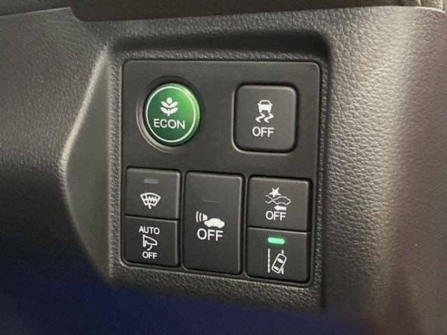 【ホンダセンシング】走行中に前方の車両等を認識し、衝突しそうな時は警報とブレーキで衝突回避と被害軽減をアシスト。より安全にドライブをお楽しみいただけます。