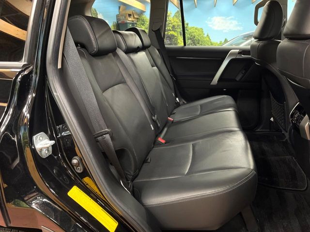 広々とした2列目シートは居住性が高く、居心地も快適!友達や家族とのお出かけにぴったりです。ベビーシートやチャイルドシート使用時も快適にお過ごしいただける十分な空間を確保しています。