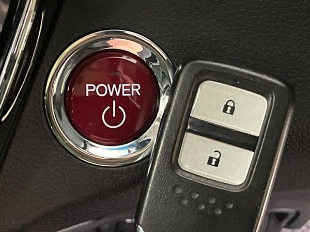 【Hondaスマートキー】カバンやポケットに入れたままでもドアの施錠・解錠が可能なスマートキーを装備。エンジンのオン・オフ時もカギを取り出す必要が無いからとっても便利です♪