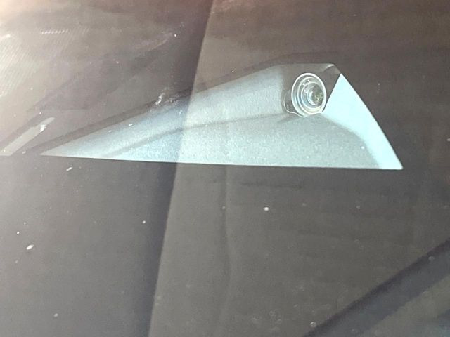 �y�X�}�[�g�u���[�L�T�|�[�g�z���s���ɑO���̎ԗ�����F�����A�Փ˂������Ȏ��͌x��ƃu���[�L�ŏՓˉ���Ɣ�Q�y�����A�V�X�g�B�����S�Ƀh���C�u�����y���݂��������܂��B