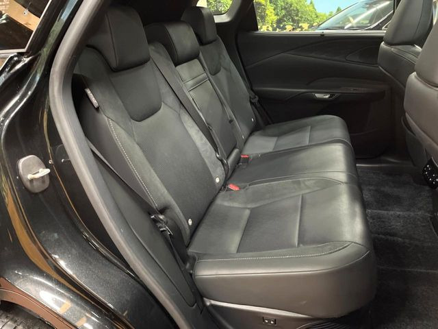 広々とした2列目シートは居住性が高く、居心地も快適!友達や家族とのお出かけにぴったりです。ベビーシートやチャイルドシート使用時も快適にお過ごしいただける十分な空間を確保しています。