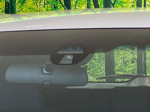 【シティブレーキアクティブシステム】低速走行中に前方の車両等を認識し、衝突しそうな時は警報とブレーキで衝突回避と被害軽減をアシスト。より安全にドライブをお楽しみいただけます。