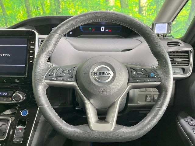 �C���e���A�ɍ��킹���f�U�C���̃X�e�A�����O�́A�^�]�������̂��Ƃ��l���A�^�]���₷���`��A�傫���ł��B�����x�A���ۂɐG���Ă��m���߂��������B