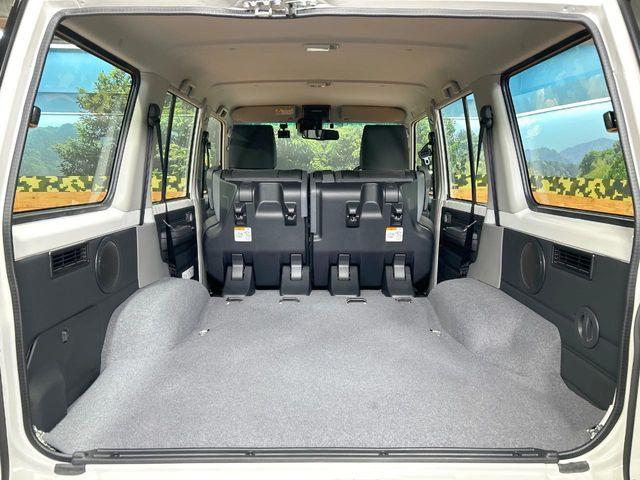 ���i�̂���������ʋ΁A���}���ɏ\���ȉ׎��X�y�[�X���m�ۂ��Ă���܂��B�Z�J���h�V�[�g��|���ƁA�傫�ȉו��̐ύڂ��\�ł���