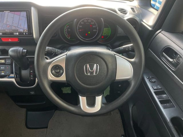 �C���e���A�ɍ��킹���f�U�C���̃X�e�A�����O�́A�^�]�������̂��Ƃ��l���A�^�]���₷���`��A�傫���ł��B�����x�A���ۂɐG���Ă��m���߂��������B